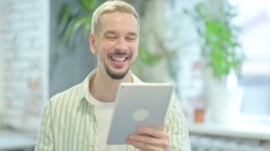 Modern Genç Adam Tablet ile Online Video Sohbeti Yapıyor