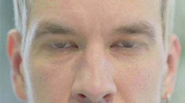 Yanıp sönen Erkek Gözlerine Yaklaş