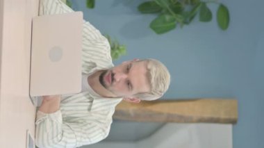 Bilgisayarda çalışan Düşünen Genç Adam 'ın dikey videosu