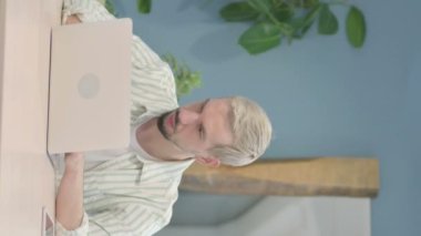 Laptop ve Boyun Ağrısı Üzerinde Çalışan Yorgun Genç Adam 'ın Dikey Videosu
