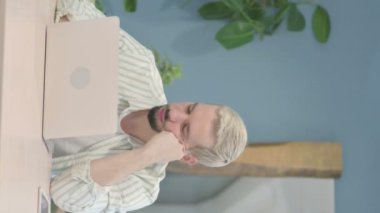 İşte Oturan Uyuyan Genç Adam 'ın dikey videosu