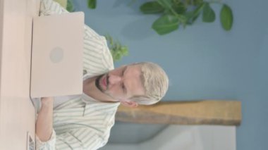 Genç adamın iş yerinde diş ağrısı çektiği dikey video.
