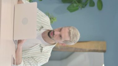 Laptop 'ta Genç Adam' ın Başarı Kutlamasının Dikey Videosu