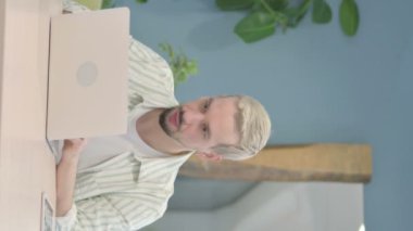 Genç Adam 'ın İş Kaybına Tepki Verdiği Dikey Video