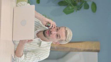 Öfkeyle Konuşan Hayal kırıklığına uğramış genç adamın dikey videosu