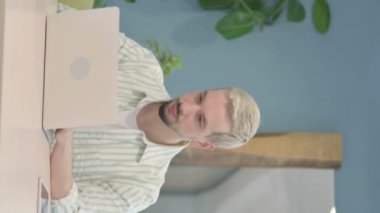 Ofisteki Kameraya Gülümseyen Sıradan Genç Adam 'ın Dikey Videosu