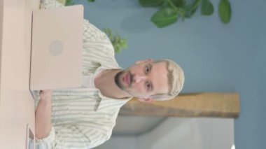 Laptop 'ta Çalışan Genç Adam' dan Başparmakları Düşüren Dikey Video