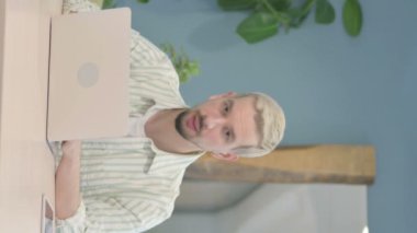 Bilgisayarda çalışırken Genç Adam 'ın Reddedilme Videosu