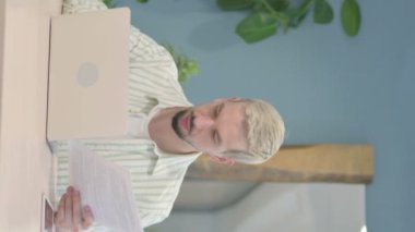 Ofiste Evrakları Yapan Genç Adamın Dikey Videosu