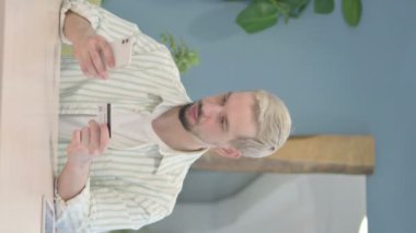 Çevrimiçi Alışveriş Yapamayan Üzgün Genç Adam 'ın Dikey Videosu