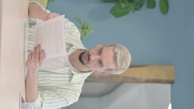 Ofisteki Evrakları Okurken Genç Adam 'ın Dikey Videosu