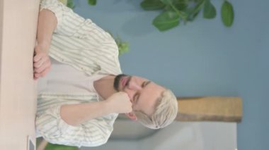 Çalışırken Uyuyan Genç Adam 'ın dikey videosu