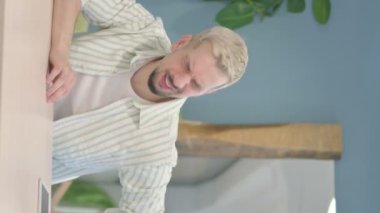 Genç Adam 'ın Omurga Ağrısının Dikey Videosu