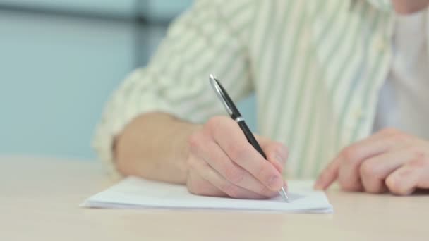 Close Man Escrevendo Uma Carta — Vídeo de Stock