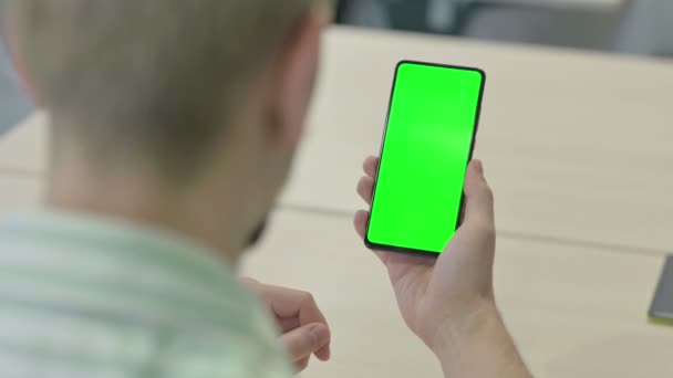 Młody Człowiek Pomocą Smartfona Zielonym Ekranem — Wideo stockowe