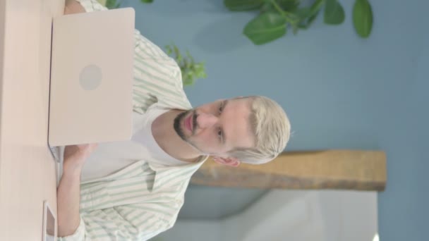 Vertical Video Young Man Celebrating Success Laptop — ストック動画