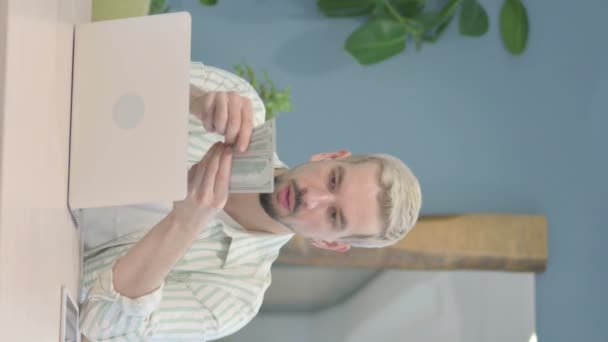 Vertical Video Young Man Counting Dollar Office — ストック動画