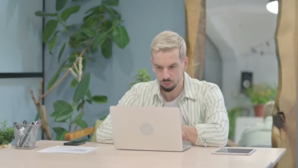 Moderne Jonge Man Denken Tijdens Het Werken Laptop — Stockvideo