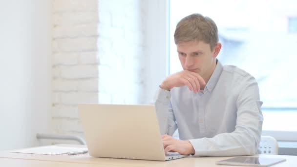 Jovem Empresário Pensando Enquanto Trabalhava Laptop — Vídeo de Stock