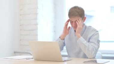 Genç İşadamı dizüstü bilgisayarla uğraşırken baş ağrısı çekiyor