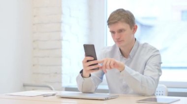 Genç İşadamı Akıllı Telefon Kaybına Tepki