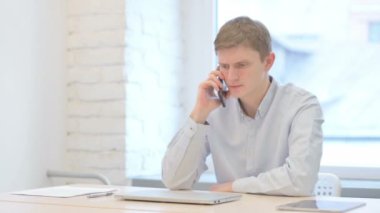Öfkeli Genç İş Adamı Akıllı Telefonla Konuşuyor