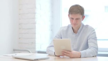 Genç İşadamı Tablet 'te Başarı Kutlaması