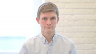 Gülümseyen genç iş adamının portresi