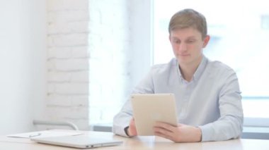 Genç İşadamı tarafından Tablet Online Görüntülü Sohbet