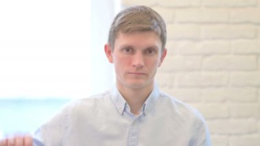 Başparmakları Gösteren Genç Adam Portresi