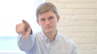 Genç İş Adamı Kamerayı Gösteriyor