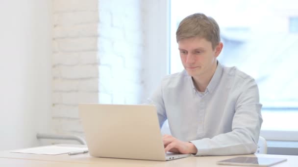 Displeased Young Businessman Anger Working Laptop — Stock video