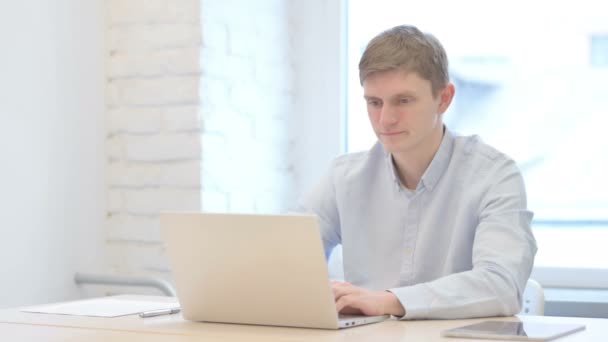 Young Businessman Shaking Head Rejection While Working Laptop — Stock video