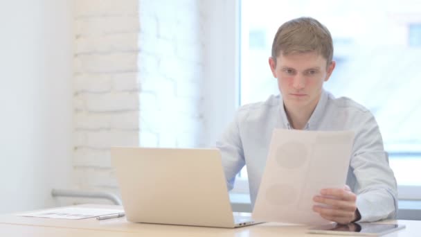 Молодой Бизнесмен Делает Бумажную Работу Офисе — стоковое видео