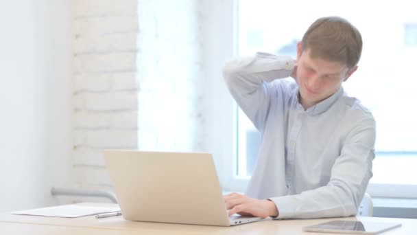 使用笔记本电脑时感到颈部疼痛的年轻商人 — 图库视频影像