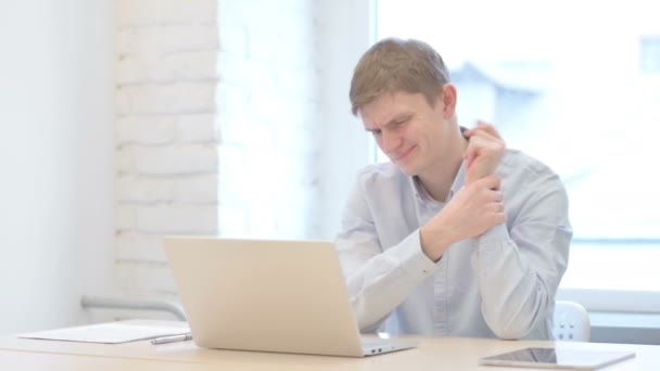Fiatal Üzletember Akinek Csuklófájdalma Van Laptop Használata Közben — Stock videók