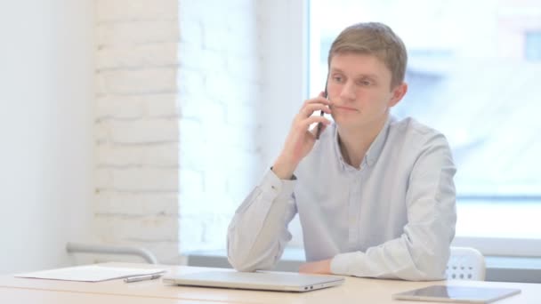 Joven Empresario Hablando Por Teléfono Oficina — Vídeos de Stock