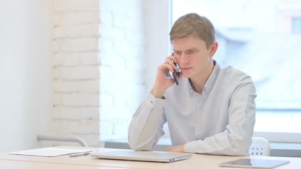 Rozzlobený Mladý Podnikatel Mluví Smartphonu — Stock video