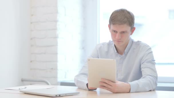 Fiatal Üzletember Szemöldök Internet Tabletta — Stock videók