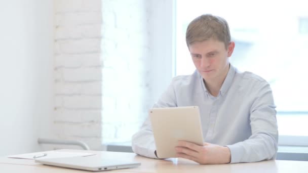 Young Businessman Upset Online Loss Tablet — Stock videók