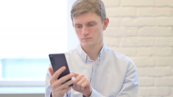 Joven Empresario Usando Smartphone Navegando Por Internet — Vídeos de Stock