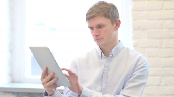 Νέος Επιχειρηματίας Περιήγηση Στο Διαδίκτυο Στο Tablet — Αρχείο Βίντεο