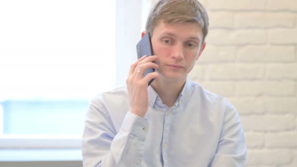 Ung Affärsman Pratar Telefon — Stockvideo