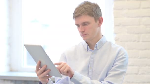 Joven Empresario Celebrando Éxito Tablet — Vídeos de Stock