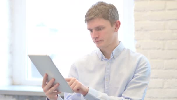 Young Businessman Upset Online Loss Tablet — Vídeos de Stock