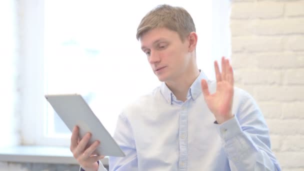 Online Videochat Mit Tablet Von Jungem Geschäftsmann — Stockvideo