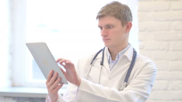 男医生在诊所使用平板电脑 — 图库视频影像