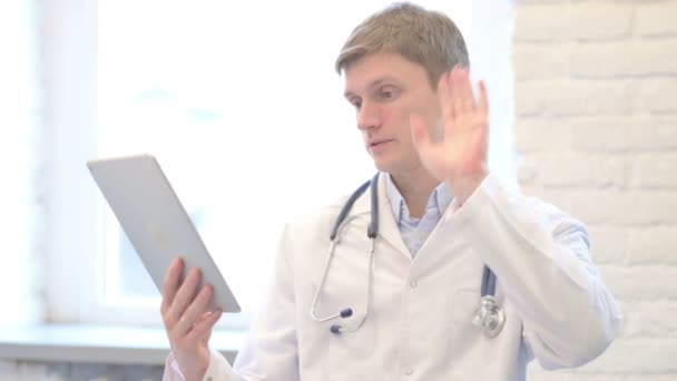 男医生在平板电脑上进行网上视频聊天 — 图库视频影像