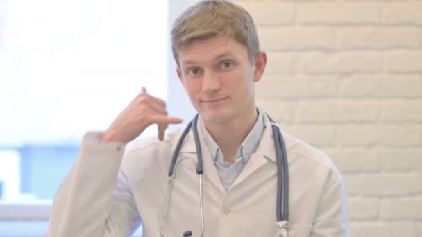 Call Gesture Male Doctor Disponible Para Ayuda — Vídeo de stock
