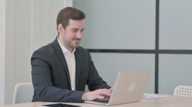 Bilgisayarda Video Sohbeti Yapan İş Adamı